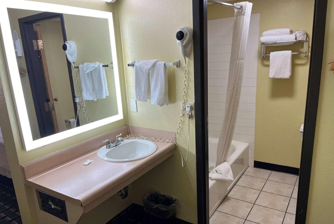 | Days Inn by Wyndham Park City Kansas