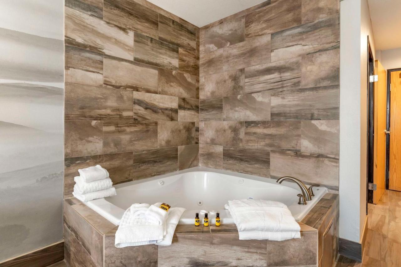 King Suite with Hot Tub - Non-Smoking at Best Western Plus Vineyard Inn