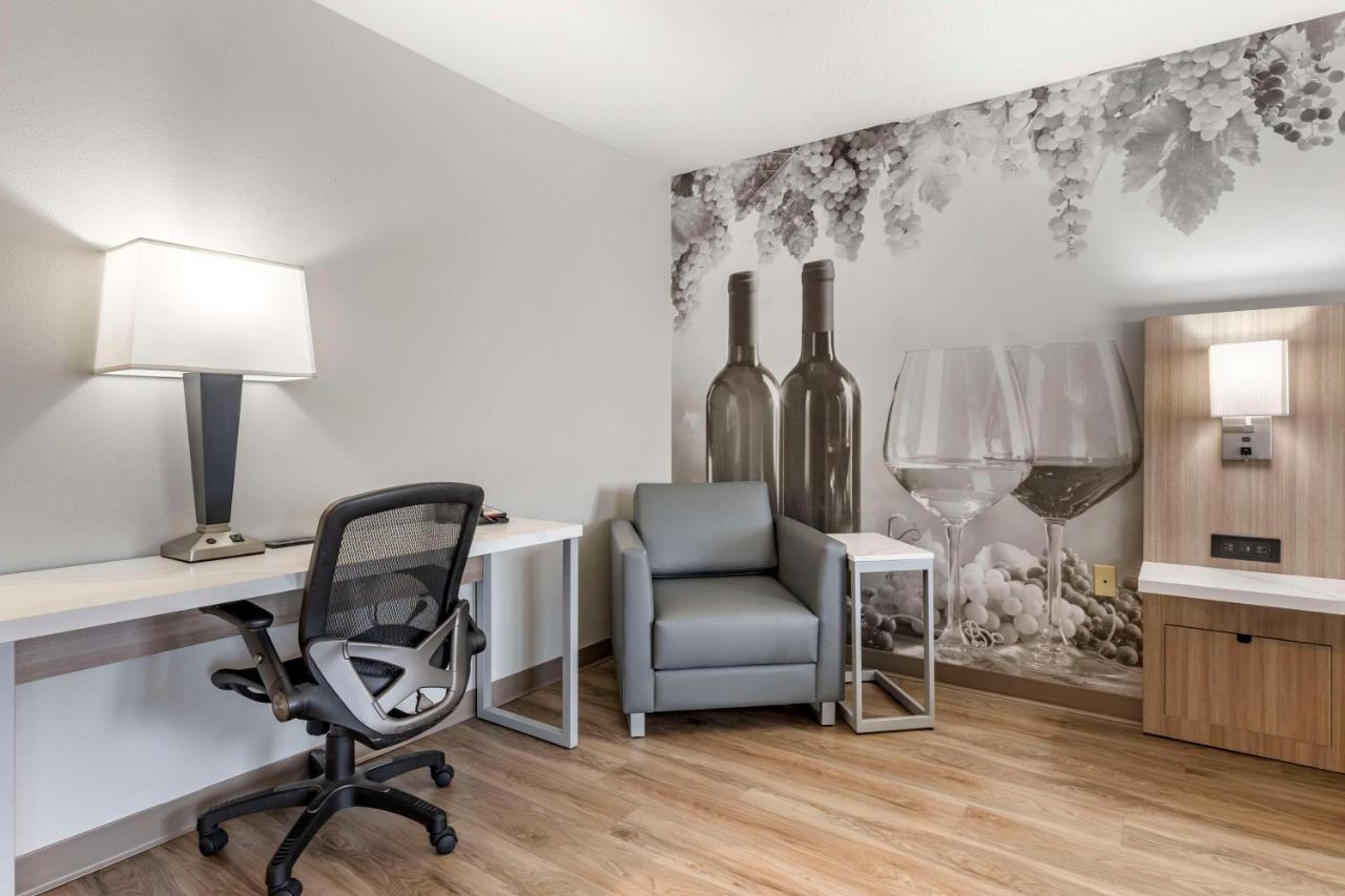 Oversized King Suite with Hot Tub - Non-Smoking at Best Western Plus Vineyard Inn