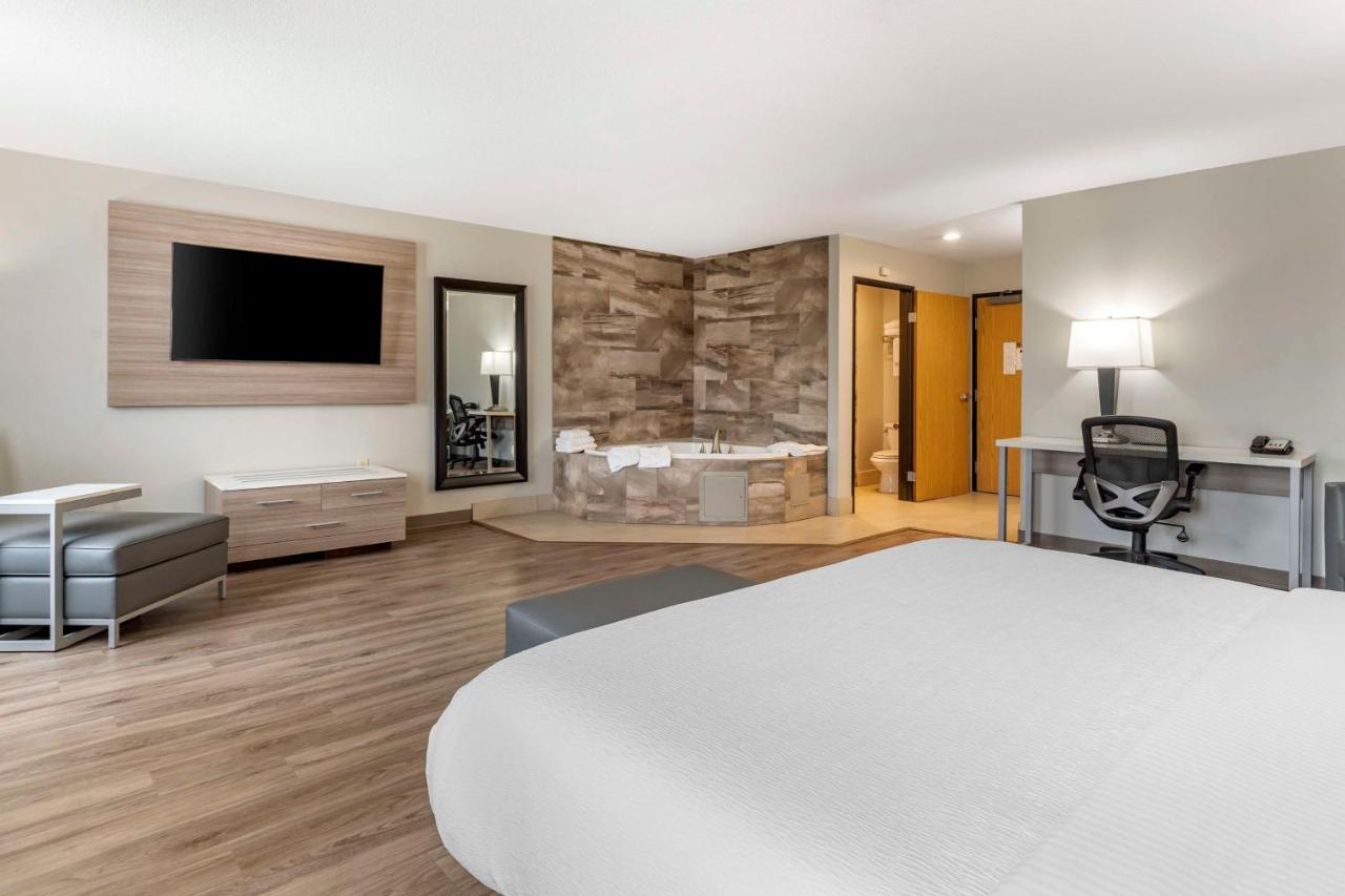 Oversized King Suite with Hot Tub - Non-Smoking at Best Western Plus Vineyard Inn