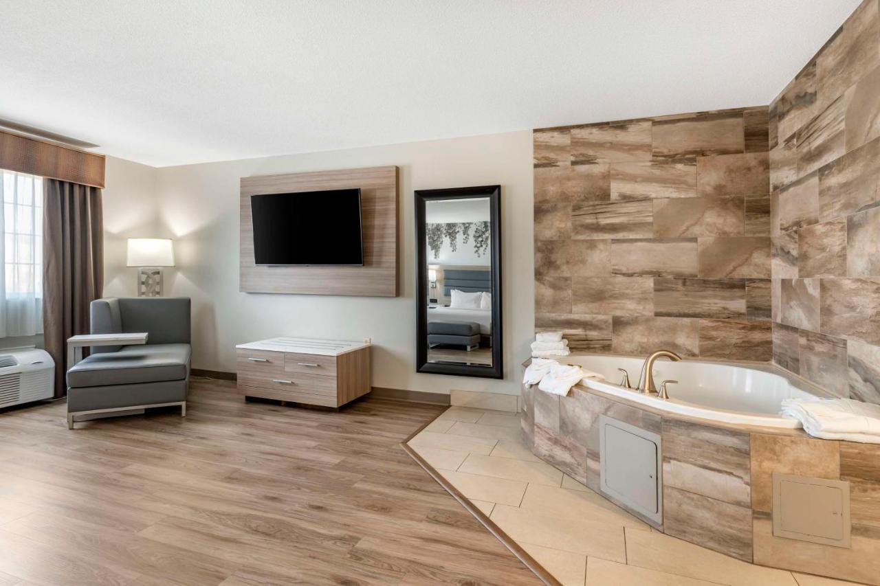 Oversized King Suite with Hot Tub - Non-Smoking at Best Western Plus Vineyard Inn