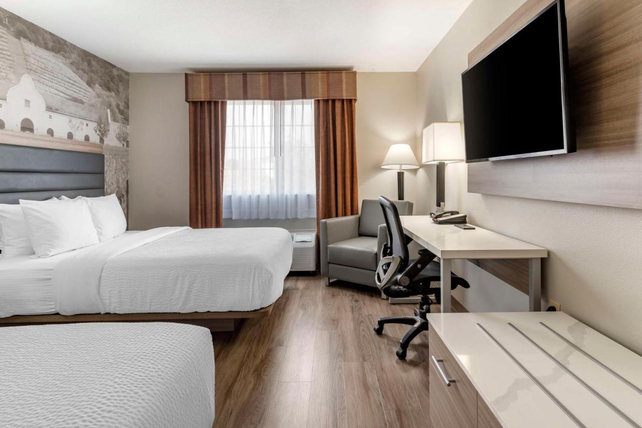 Queen Room with Two Queen Beds - Non-Smoking at Best Western Plus Vineyard Inn