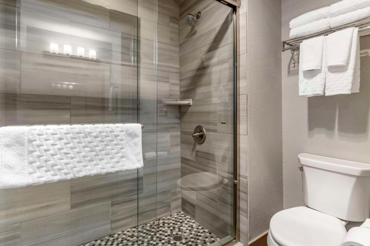 King Suite with Hot Tub - Non-Smoking at Best Western Plus Vineyard Inn