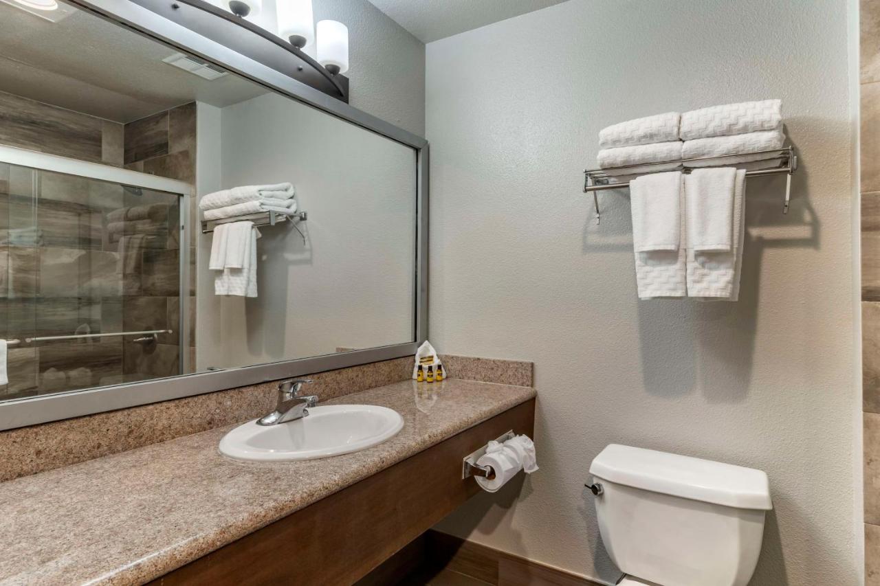 King Suite with Hot Tub - Non-Smoking at Best Western Plus Vineyard Inn