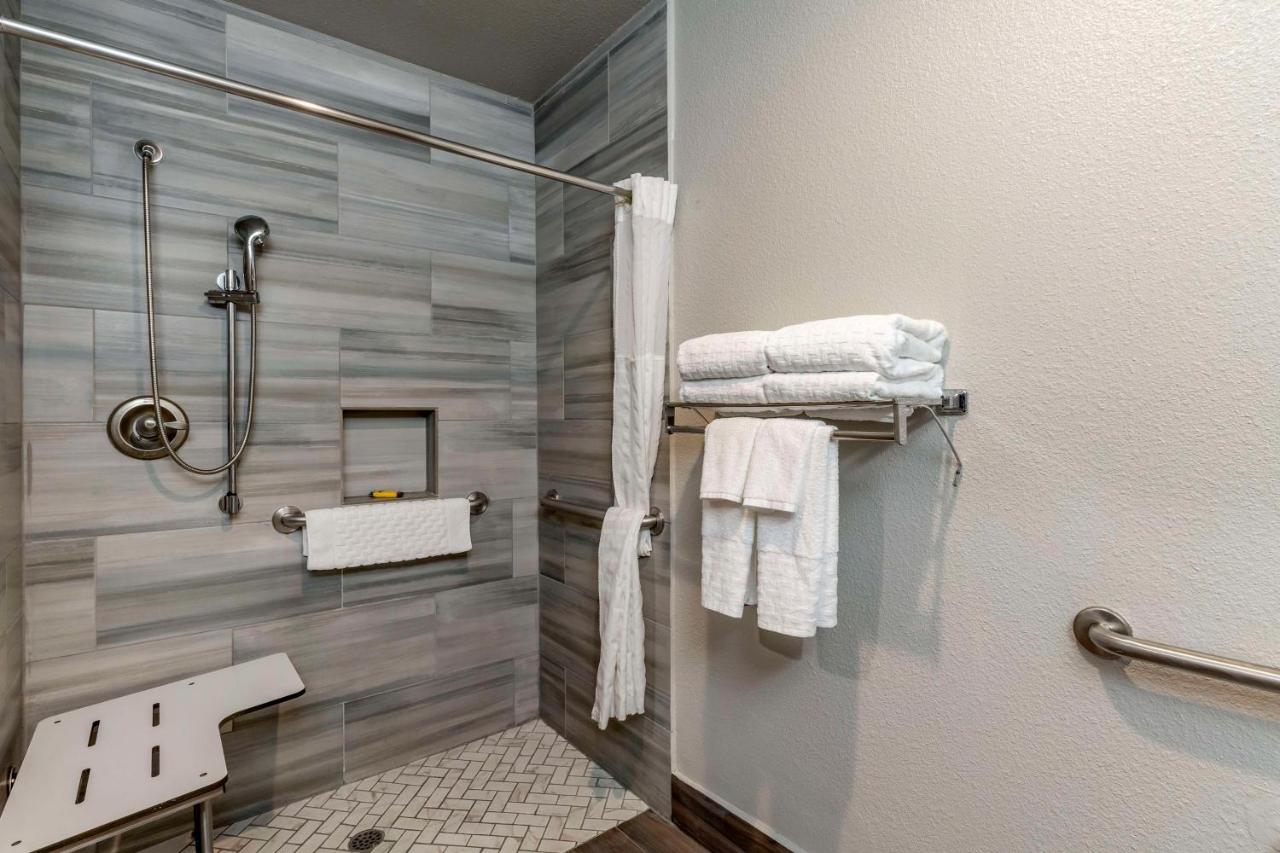 King Room with Roll-in Shower - Disability Access/Non-Smoking at Best Western Plus Vineyard Inn