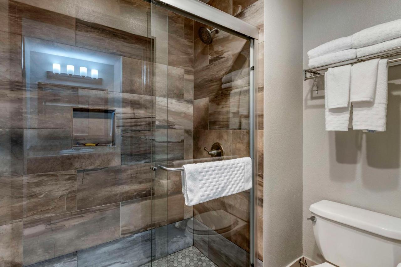 Oversized King Suite with Hot Tub - Non-Smoking at Best Western Plus Vineyard Inn