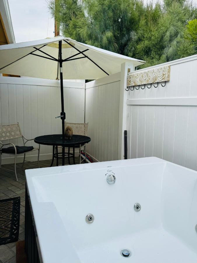 Deluxe King Studio at Mi Kasa Hot Springs 420, Adults only, Clothing Optional