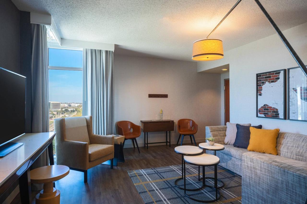 Executive Suite, Club lounge access, 1 King at Renaissance Dallas Richardson Hotel