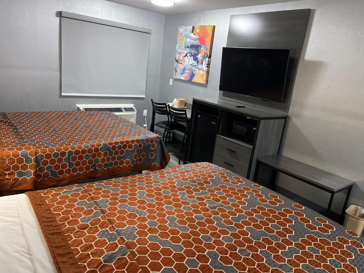 Deluxe Double Room (1 adult + 2 children) at The Wayne Inn