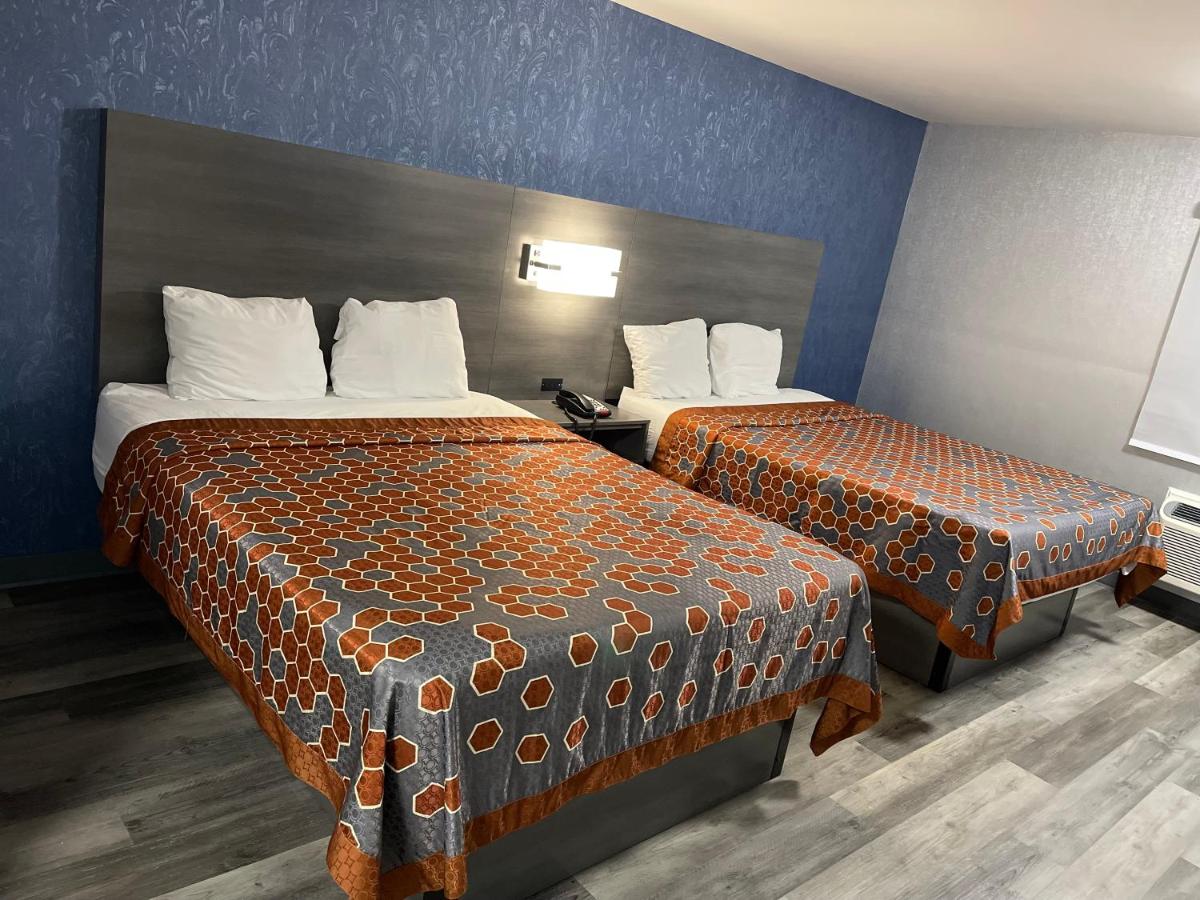 Deluxe Double Room (1 adult + 2 children) at The Wayne Inn