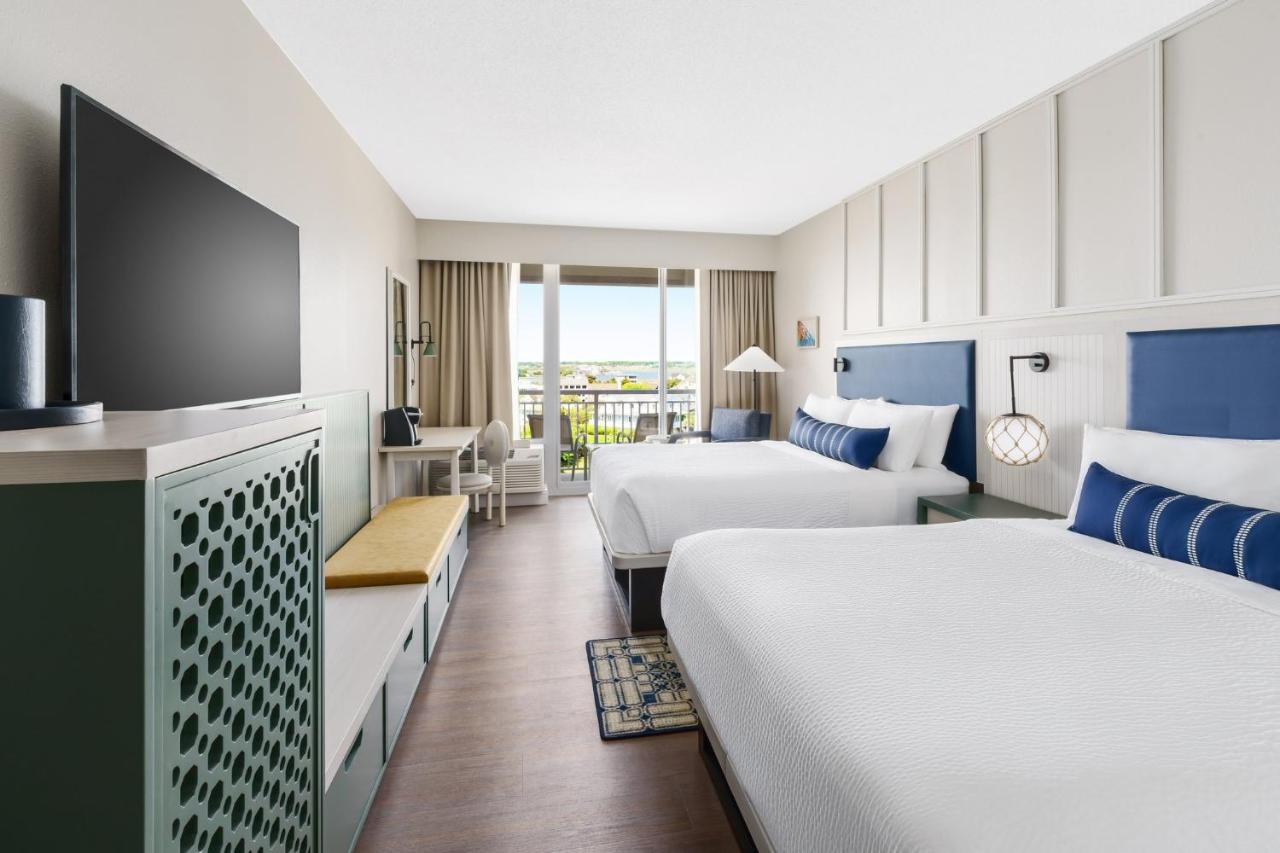 Deluxe Twin Room with Mobility Accessible Tub at Holiday Inn Resort Lumina on Wrightsville Beach by IHG