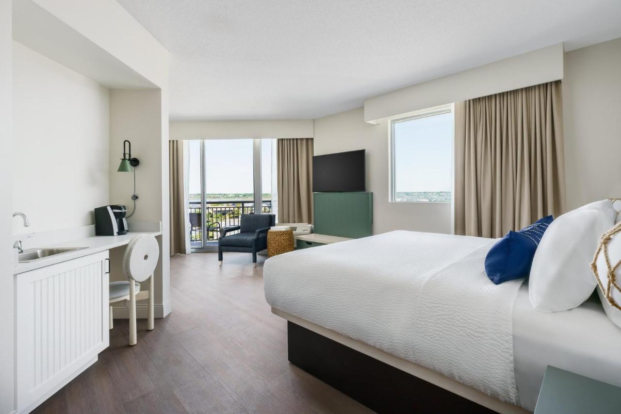 King Room - Mobility Access/Roll in Shower - Non-Smoking at Holiday Inn Resort Lumina on Wrightsville Beach by IHG
