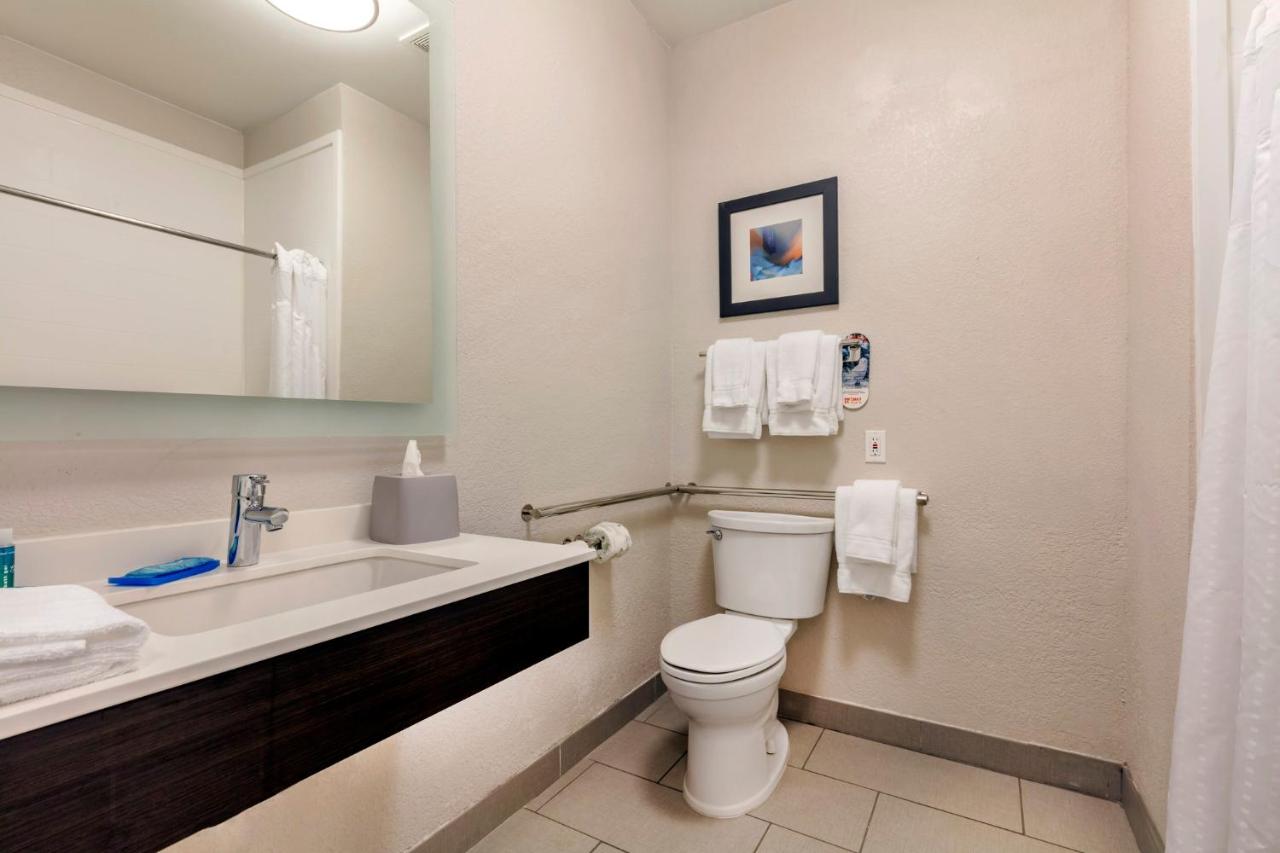 King Room - Mobility Access/Hearing Accessible at Holiday Inn Express Metropolis by IHG