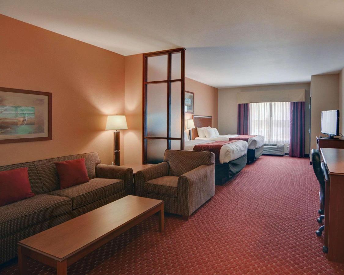 Queen Suite - Non-Smoking at Quality Suites Near Cedar Creek Lake