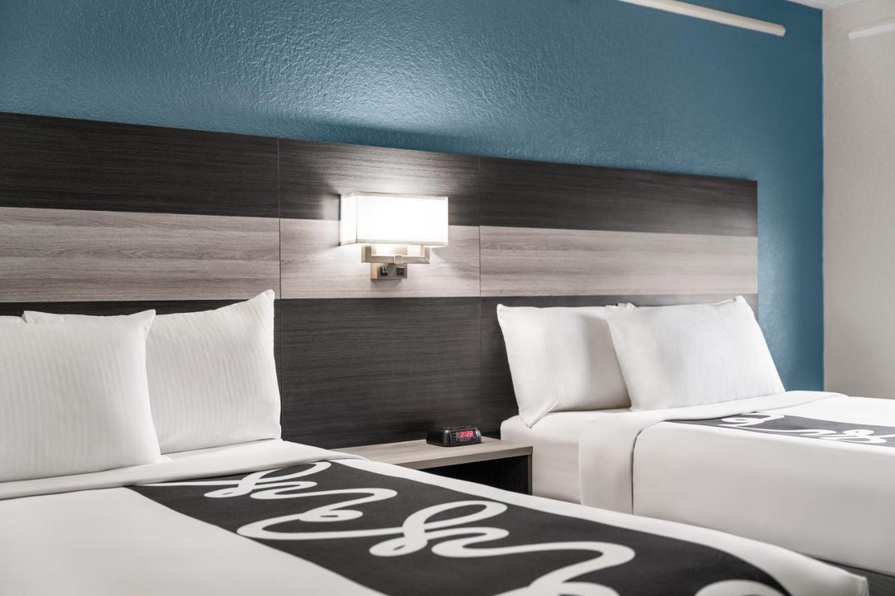 2 Full Beds, Mobility/Hearing Accessible Room, Bathtub w/ Grab Bars, Non-Smoking at La Quinta Inn by Wyndham Victoria
