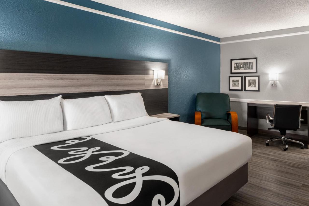 1 King Bed, Mobility/Hearing Accessible Room, Bathtub w/ Grab Bars, Non-Smoking at La Quinta Inn by Wyndham Victoria