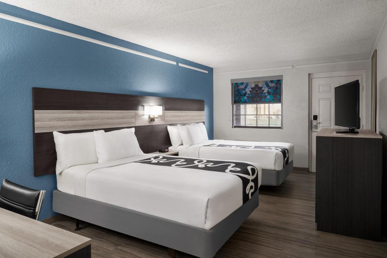 2 Full Beds, Mobility/Hearing Accessible Room, Bathtub w/ Grab Bars, Non-Smoking at La Quinta Inn by Wyndham Victoria