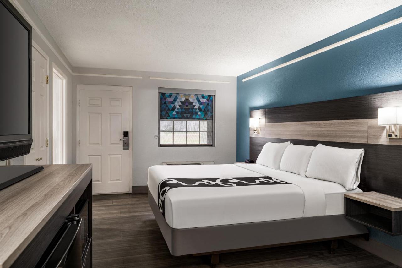 1 King Bed, Mobility/Hearing Accessible Room, Bathtub w/ Grab Bars, Non-Smoking at La Quinta Inn by Wyndham Victoria