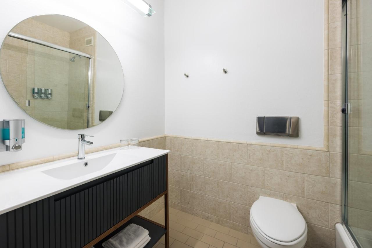 Queen Room with Private Bathroom at Gravity Haus Truckee-Tahoe
