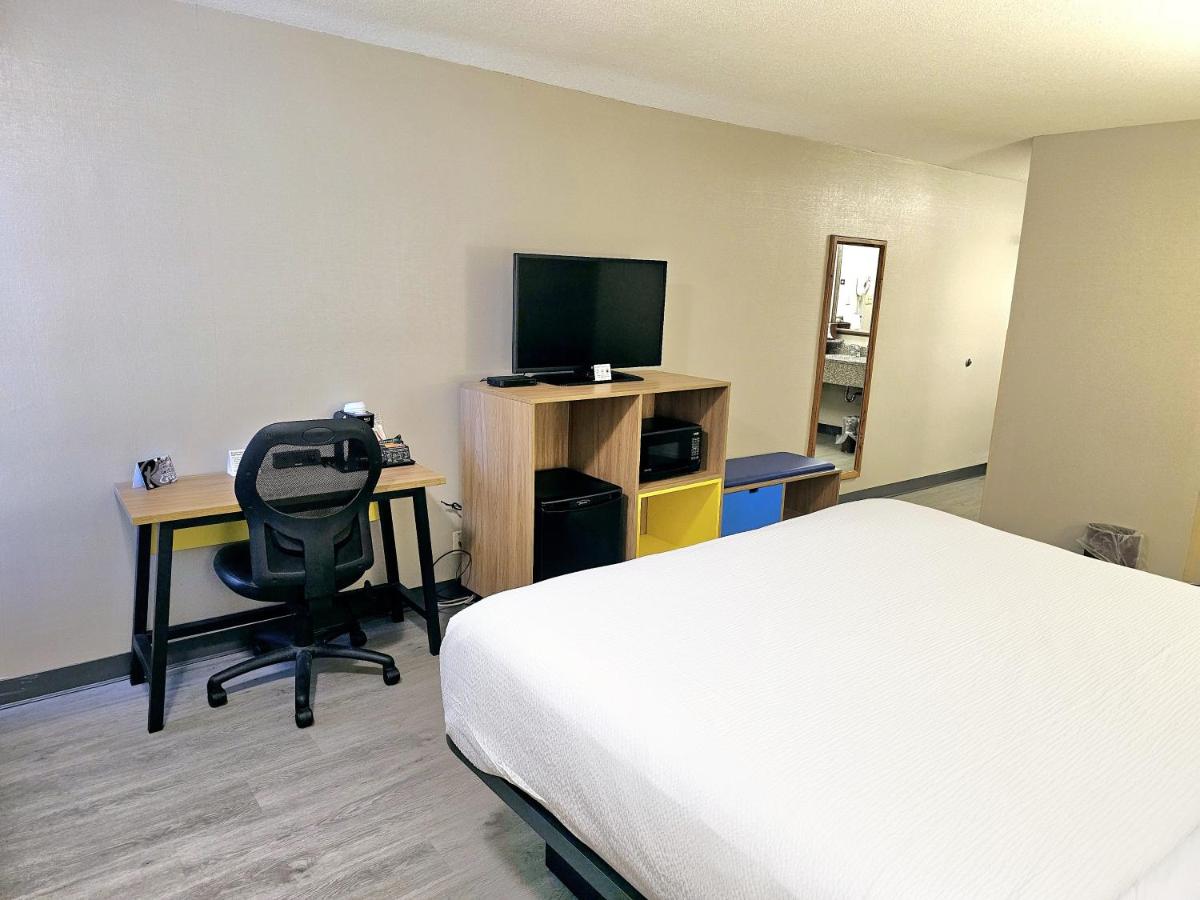 King Room - Non-Smoking at Days Inn by Wyndham Rolla