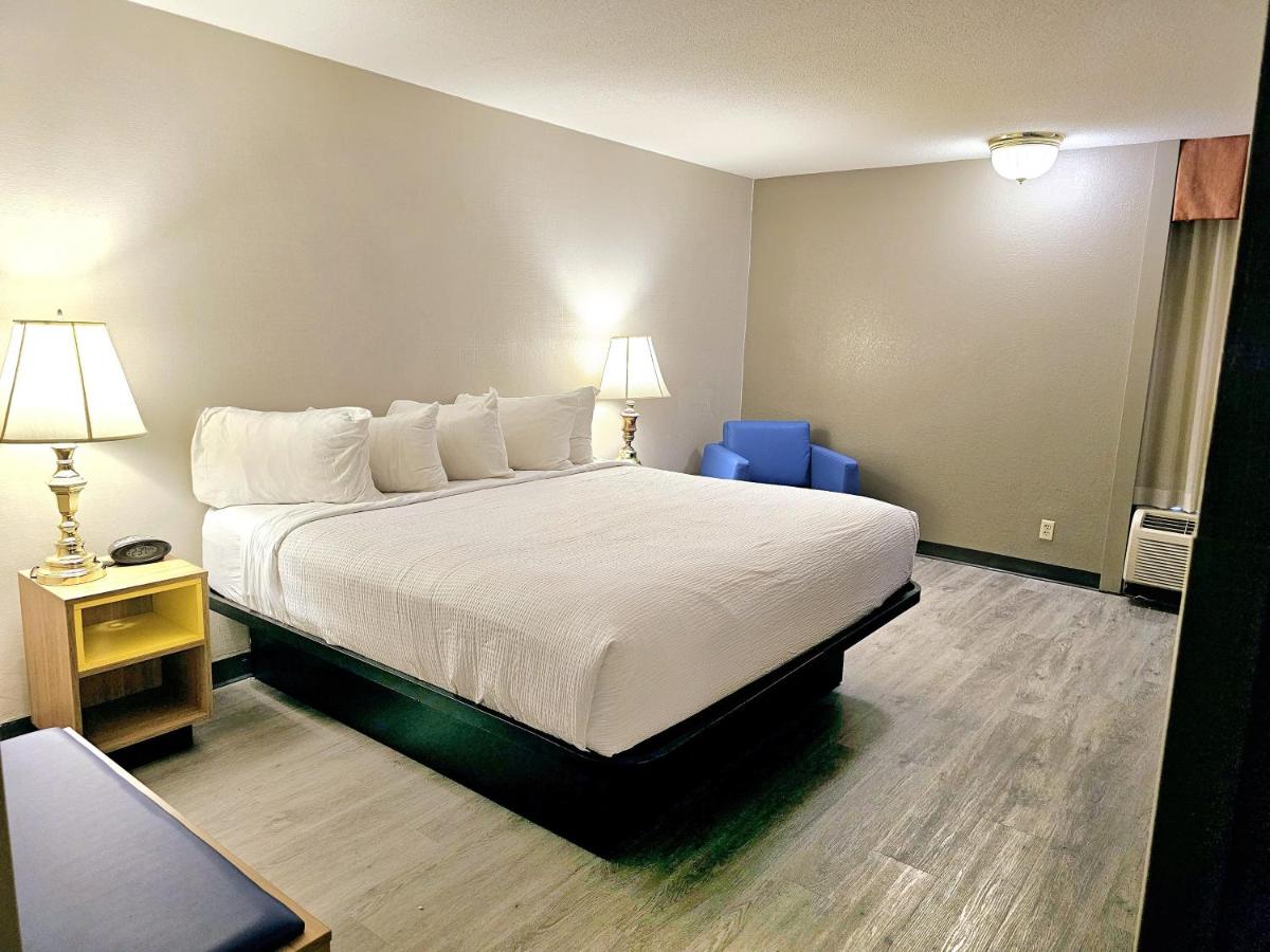 King Room - Non-Smoking at Days Inn by Wyndham Rolla