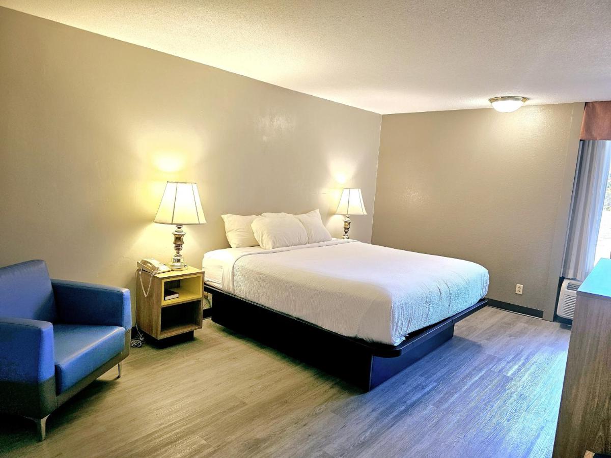 King Room - Non-Smoking at Days Inn by Wyndham Rolla