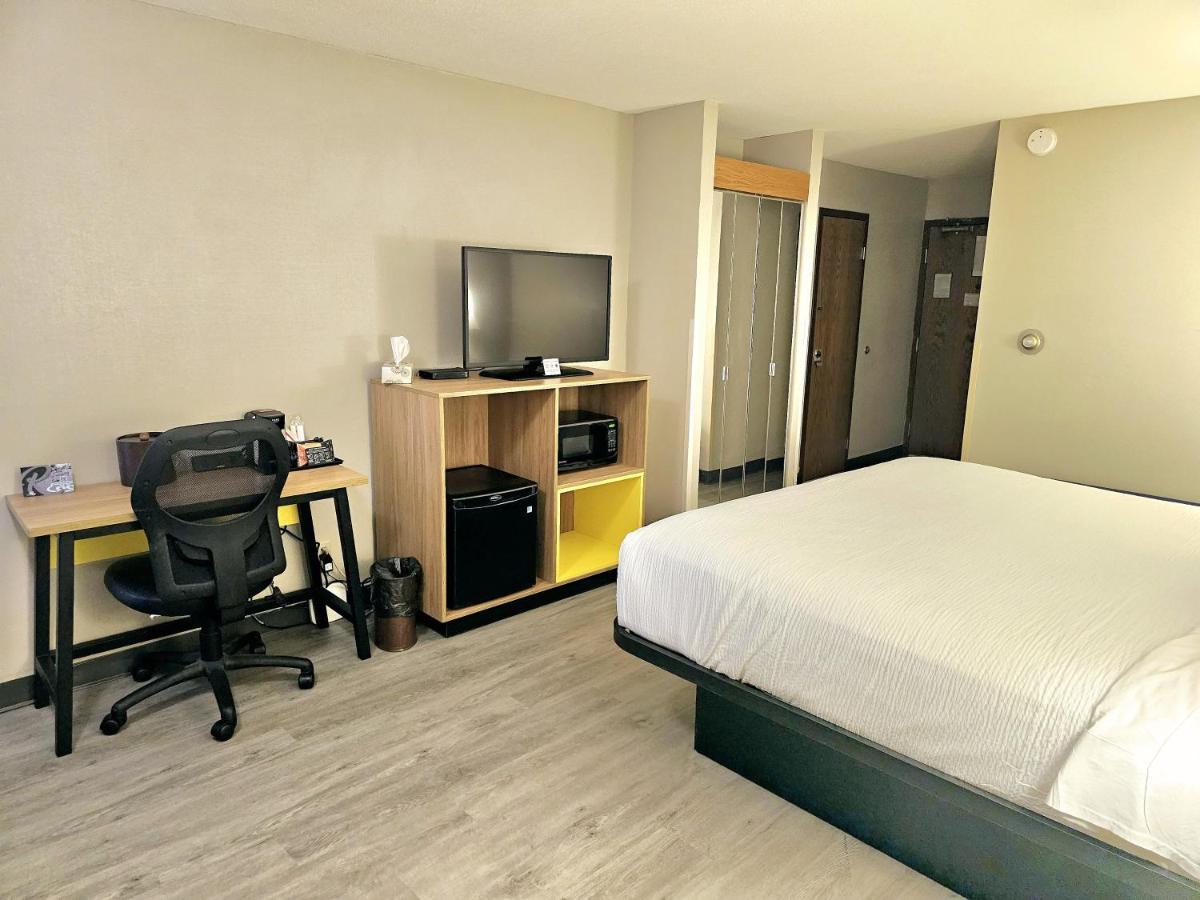 King Room - Non-Smoking at Days Inn by Wyndham Rolla