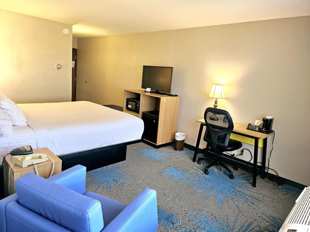 King Room - Non-Smoking at Days Inn by Wyndham Rolla