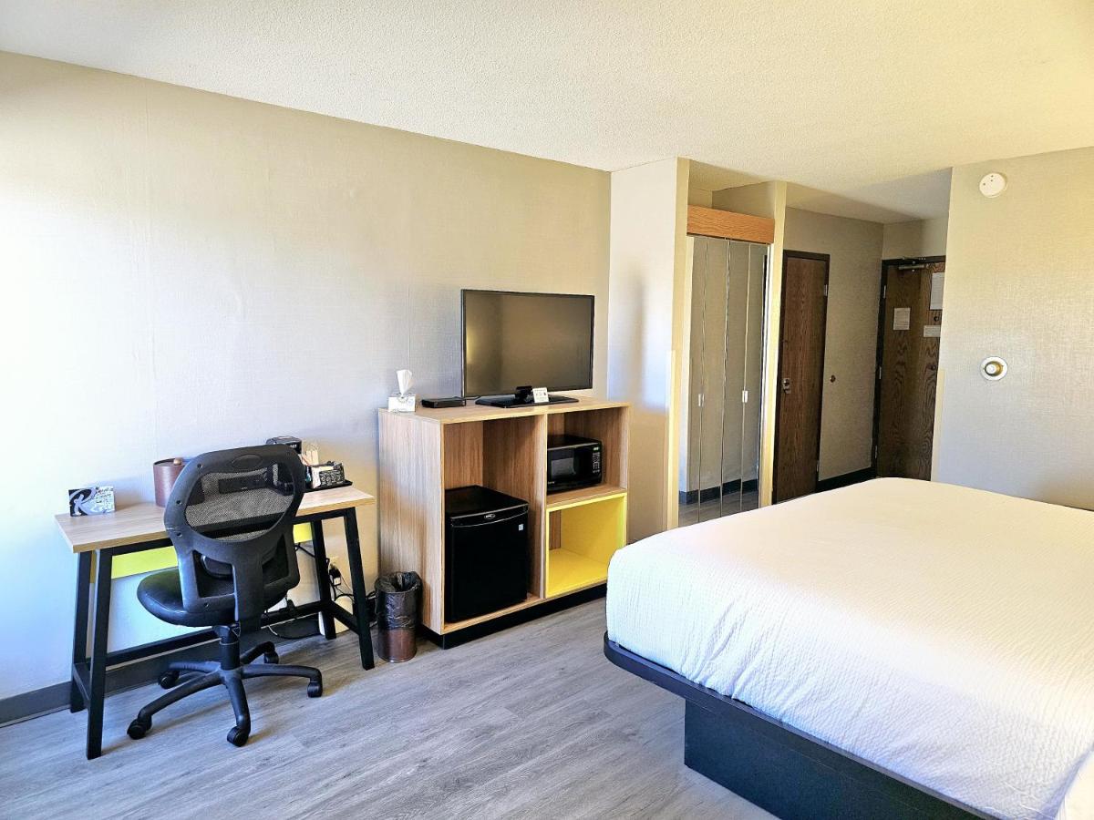 King Room - Non-Smoking at Days Inn by Wyndham Rolla