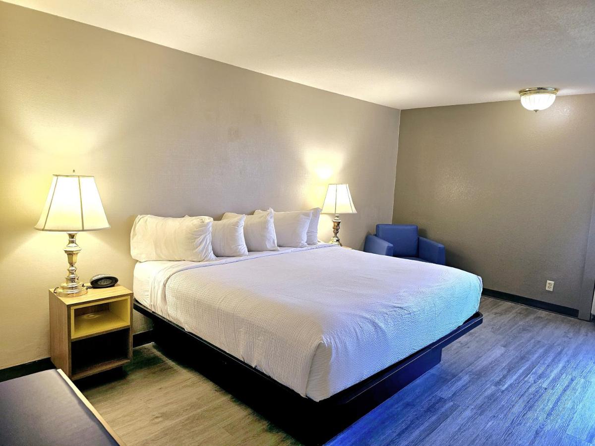 King Room - Non-Smoking at Days Inn by Wyndham Rolla