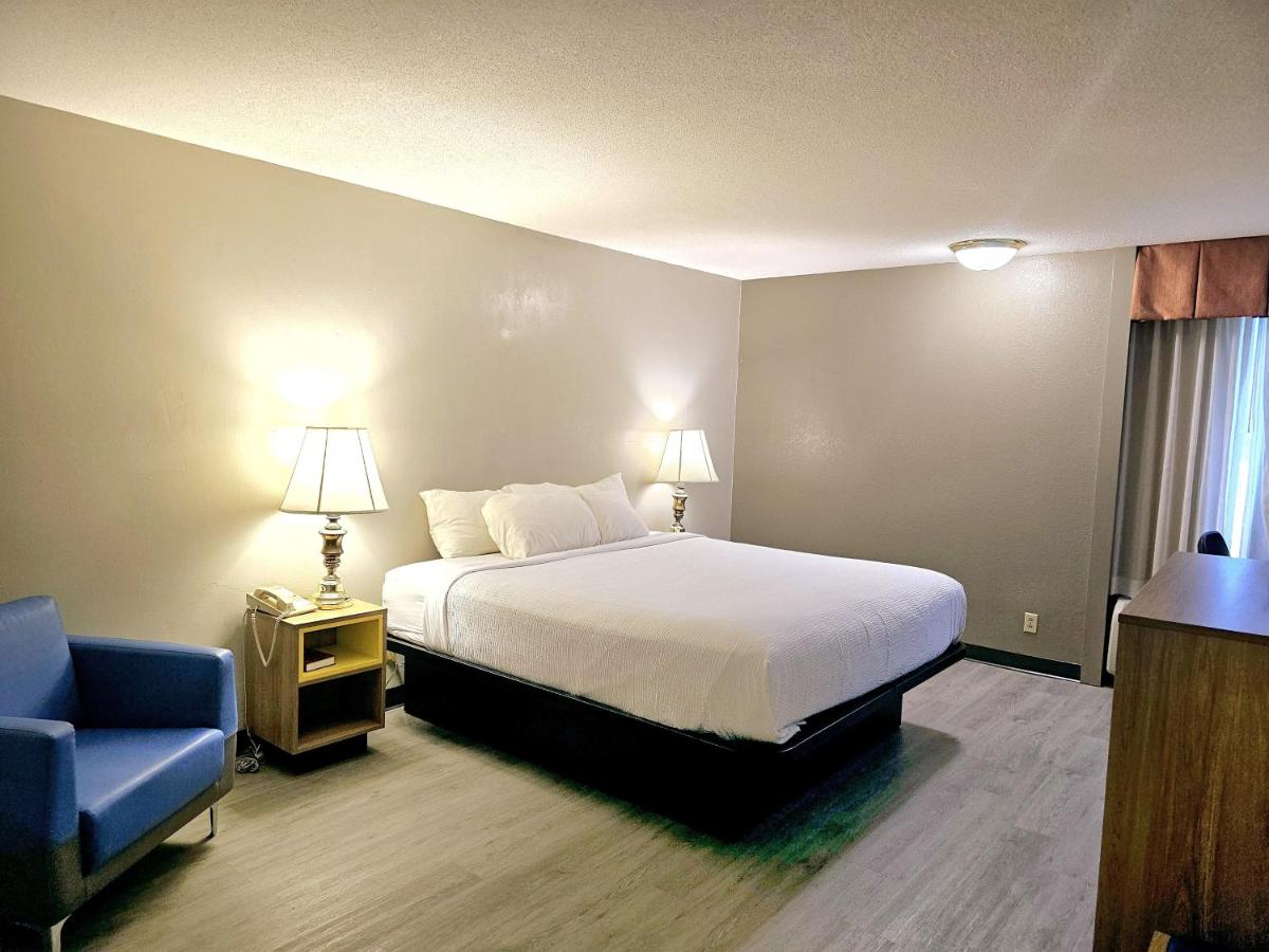 King Room - Non-Smoking at Days Inn by Wyndham Rolla