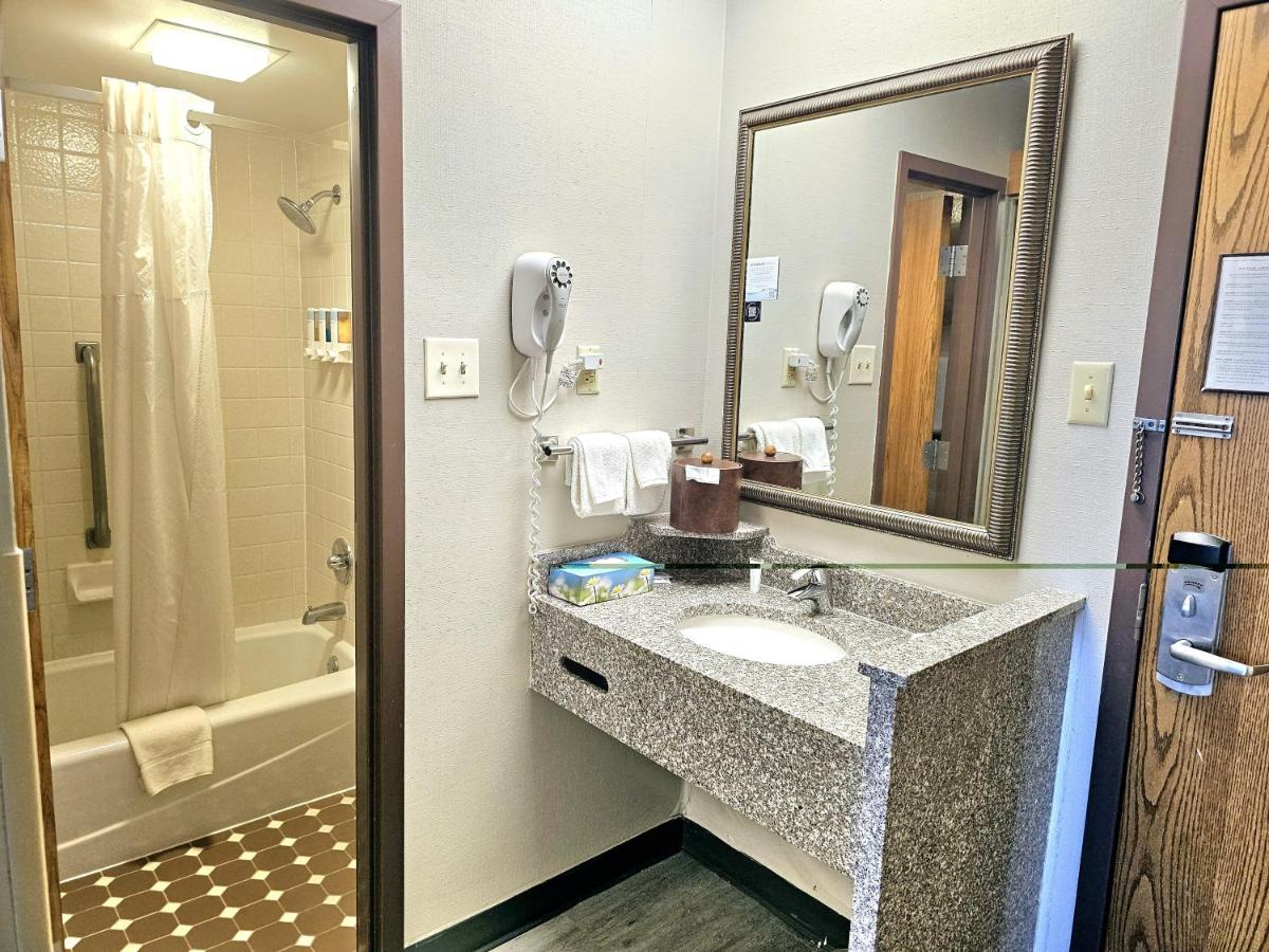 King Room - Non-Smoking at Days Inn by Wyndham Rolla