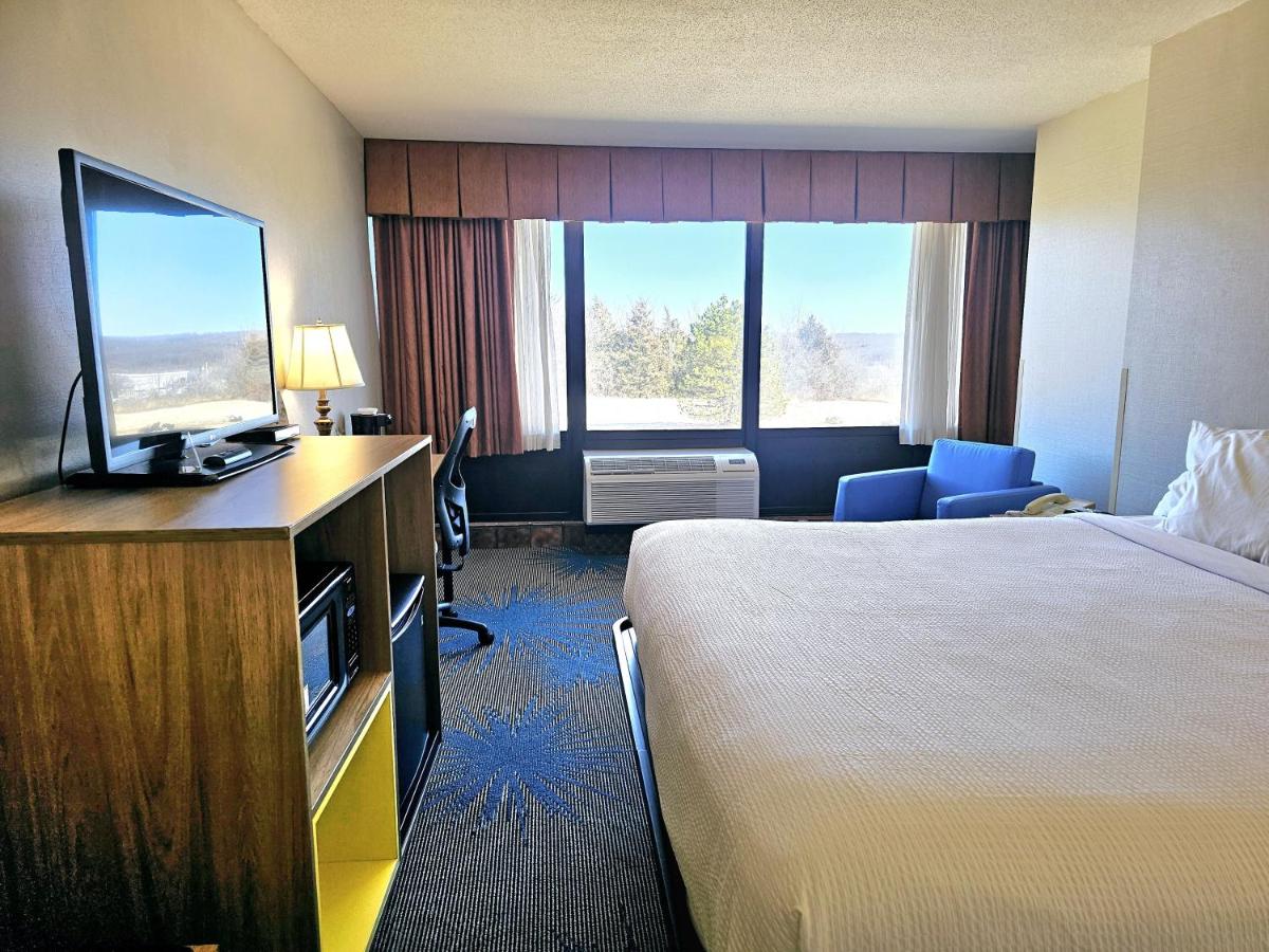 King Room - Non-Smoking at Days Inn by Wyndham Rolla