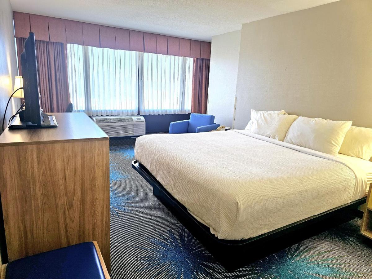 King Room - Non-Smoking at Days Inn by Wyndham Rolla