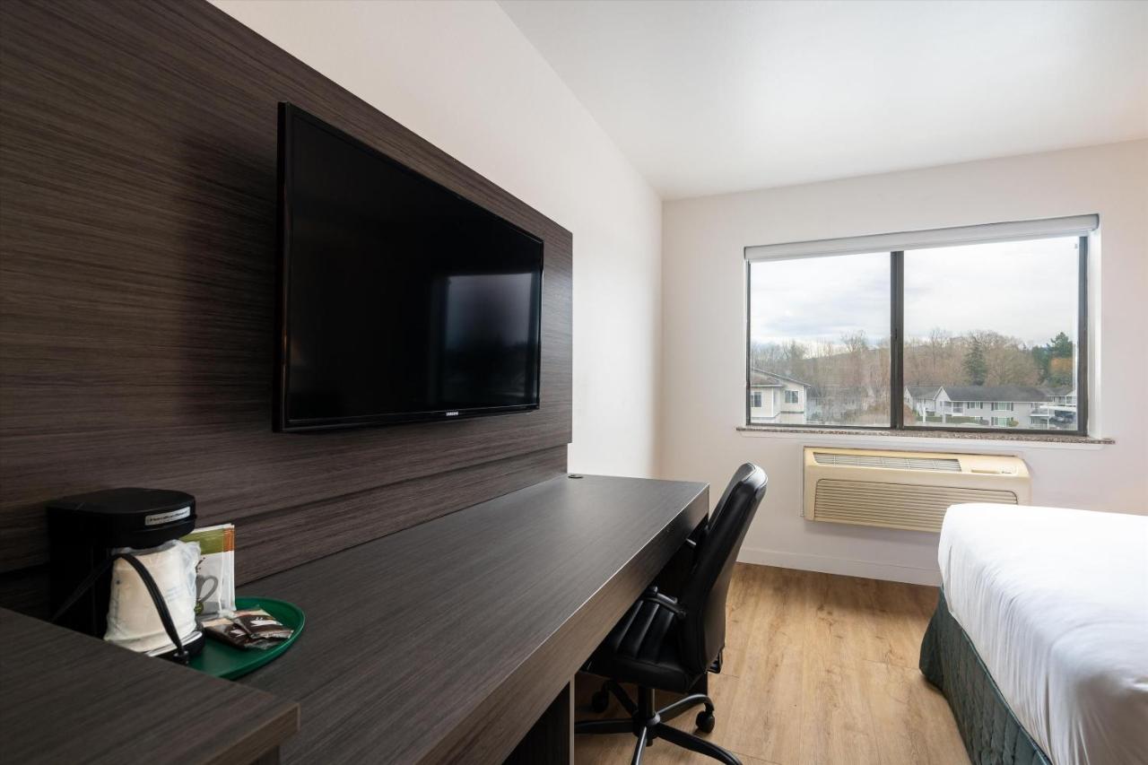 Queen Room - Non-Smoking at Baymont by Wyndham Bellingham