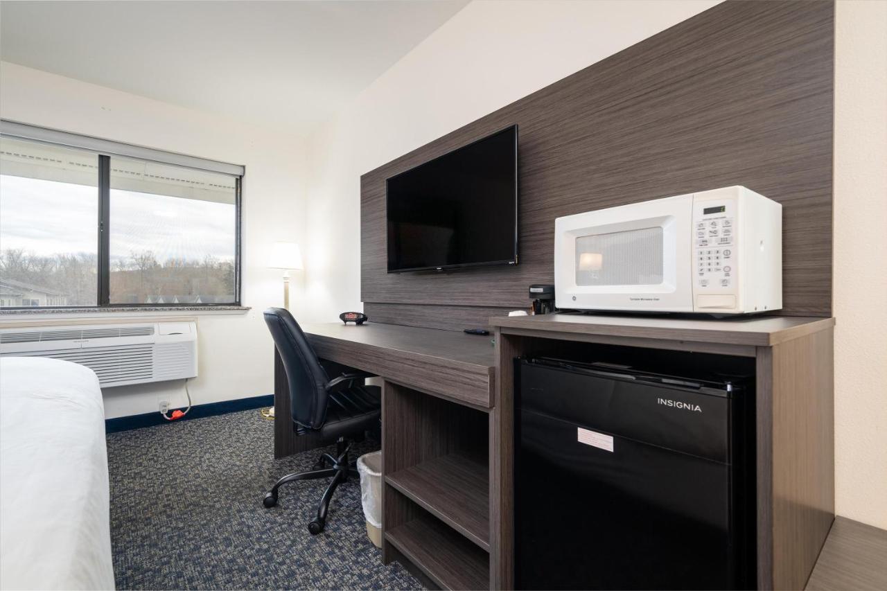 Queen Room - Non-Smoking at Baymont by Wyndham Bellingham