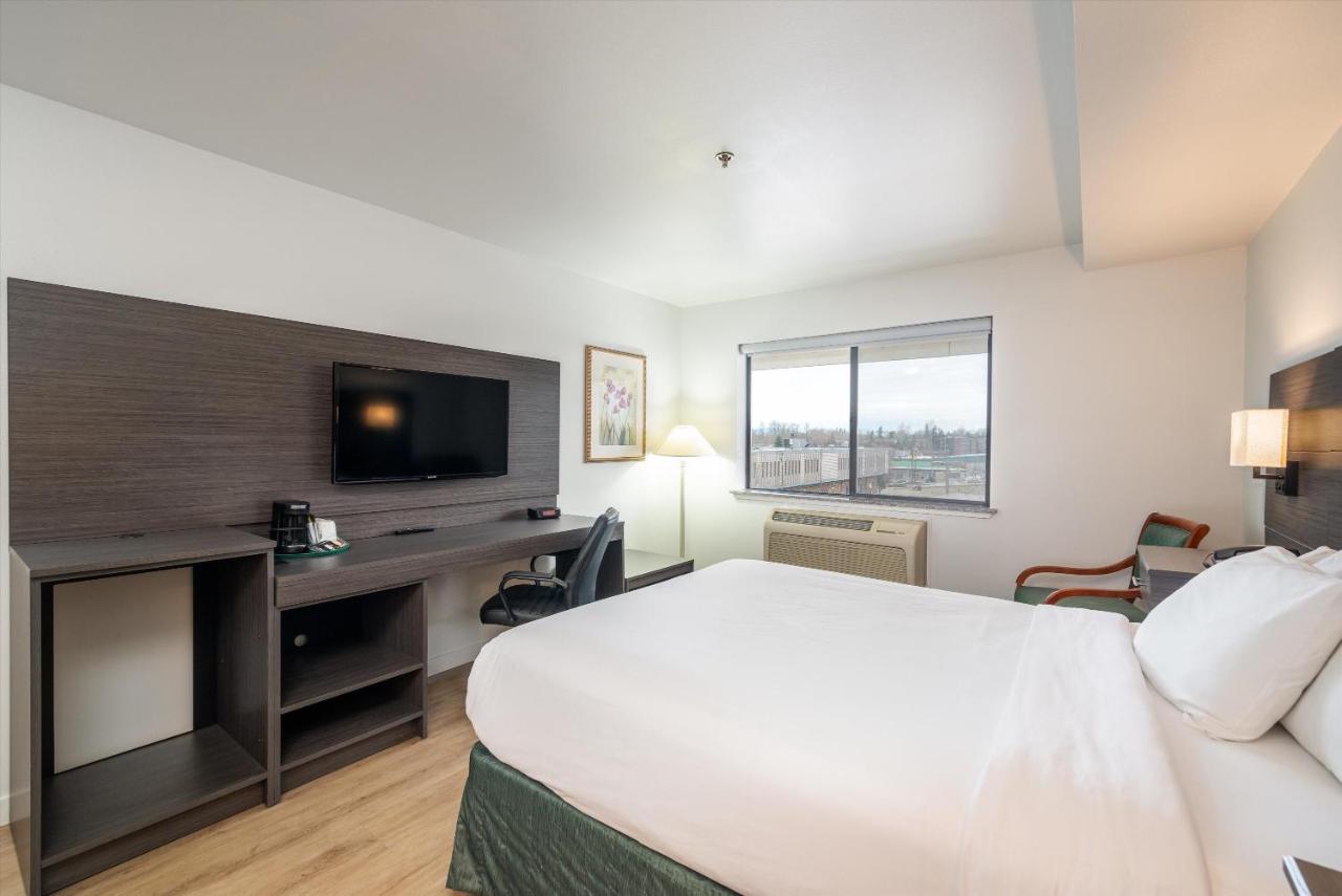 Queen Room - Non-Smoking at Baymont by Wyndham Bellingham