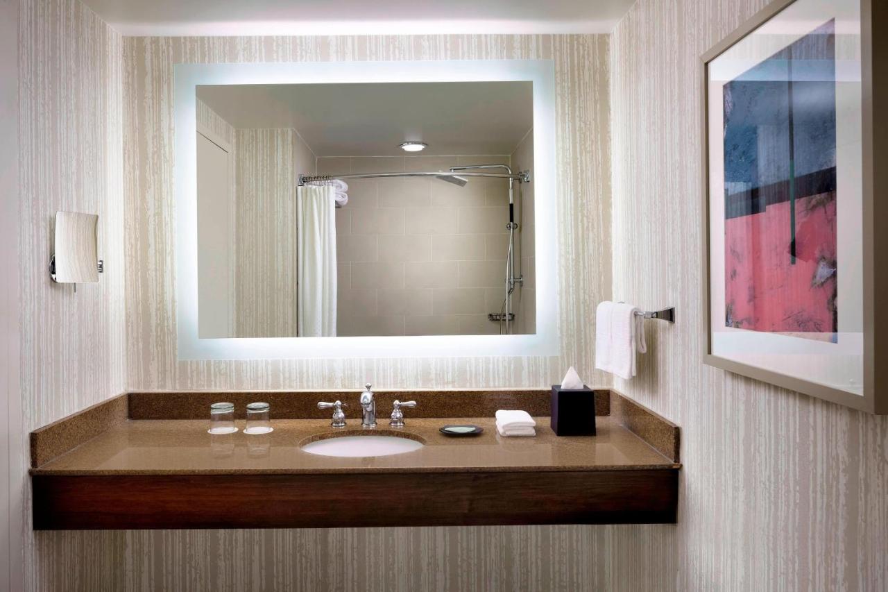 Luxury Larger Studio, 1 King, Fountain Square view at The Westin Cincinnati