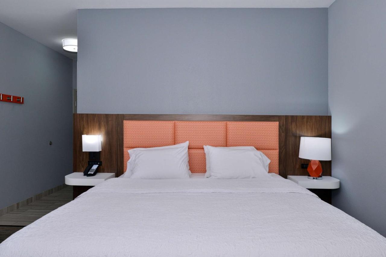 King Room at Hampton Inn Kansas City Northeast