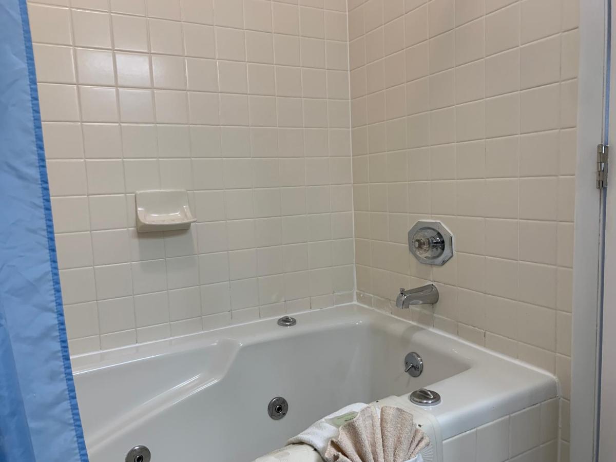 Laurel Inn 401 at Laurel Inn Condominium