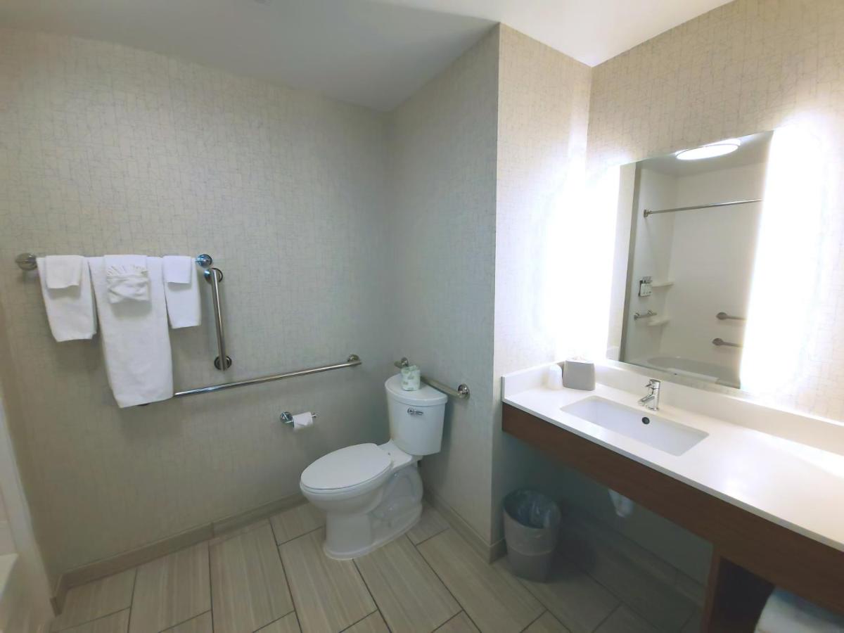 Queen Room with Two Queen Beds - Mobility Access Tub/Non-Smoking at Holiday Inn Express and Suites Nebraska City by IHG