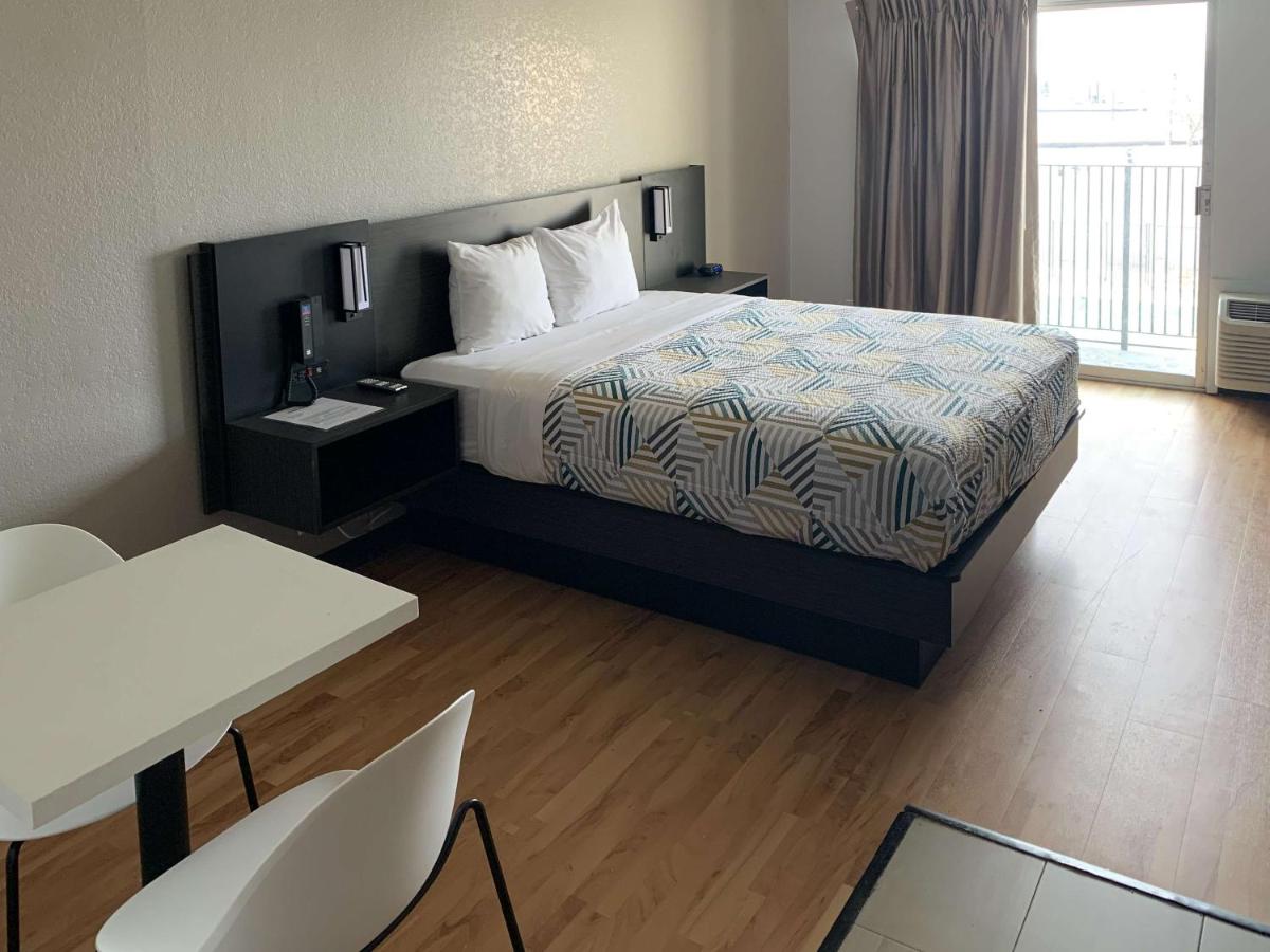 Queen Room - Disability Access - Non-Smoking at Studio 6 Lincoln, NE - Airport