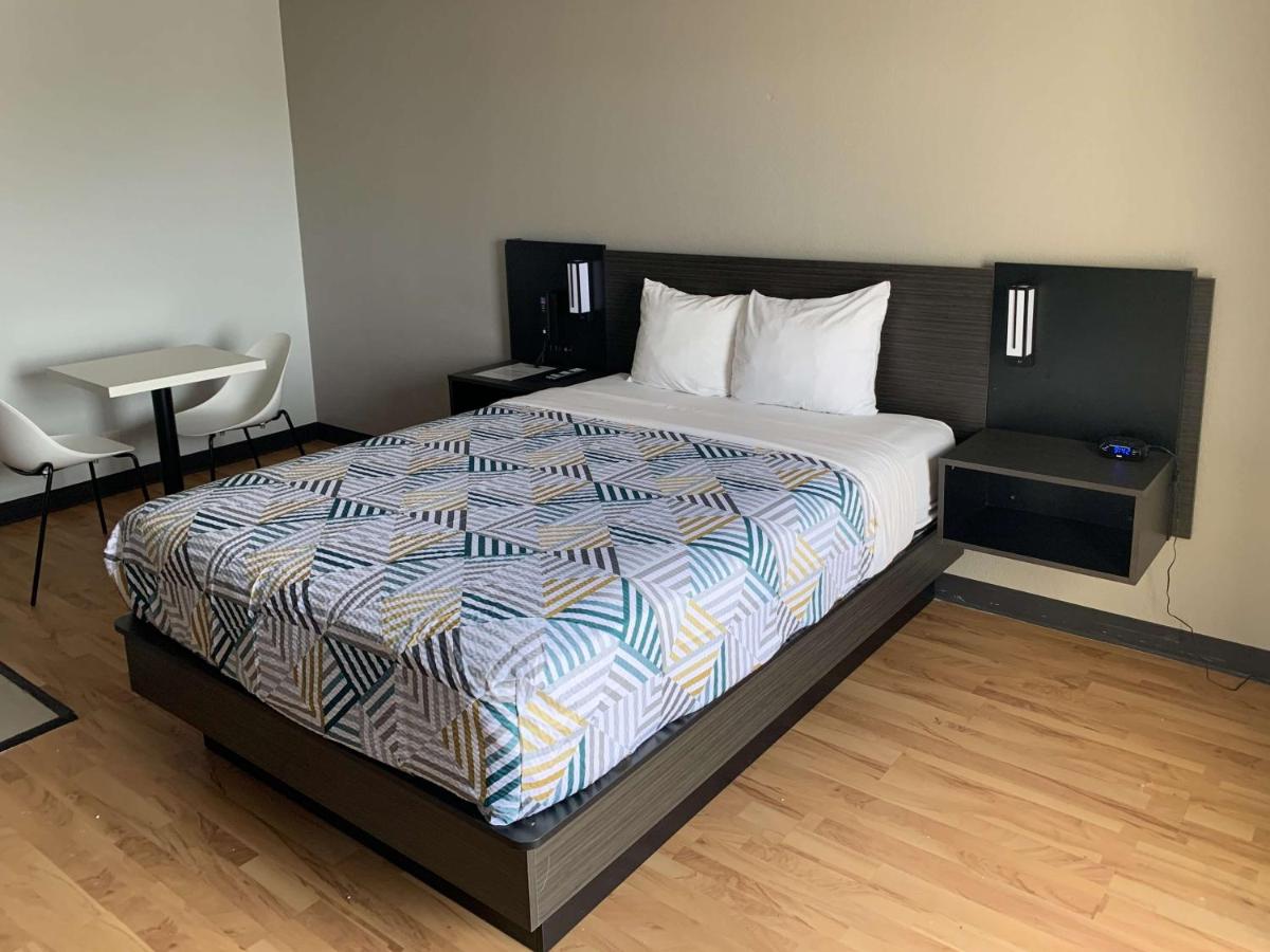 Queen Room - Disability Access - Non-Smoking at Studio 6 Lincoln, NE - Airport