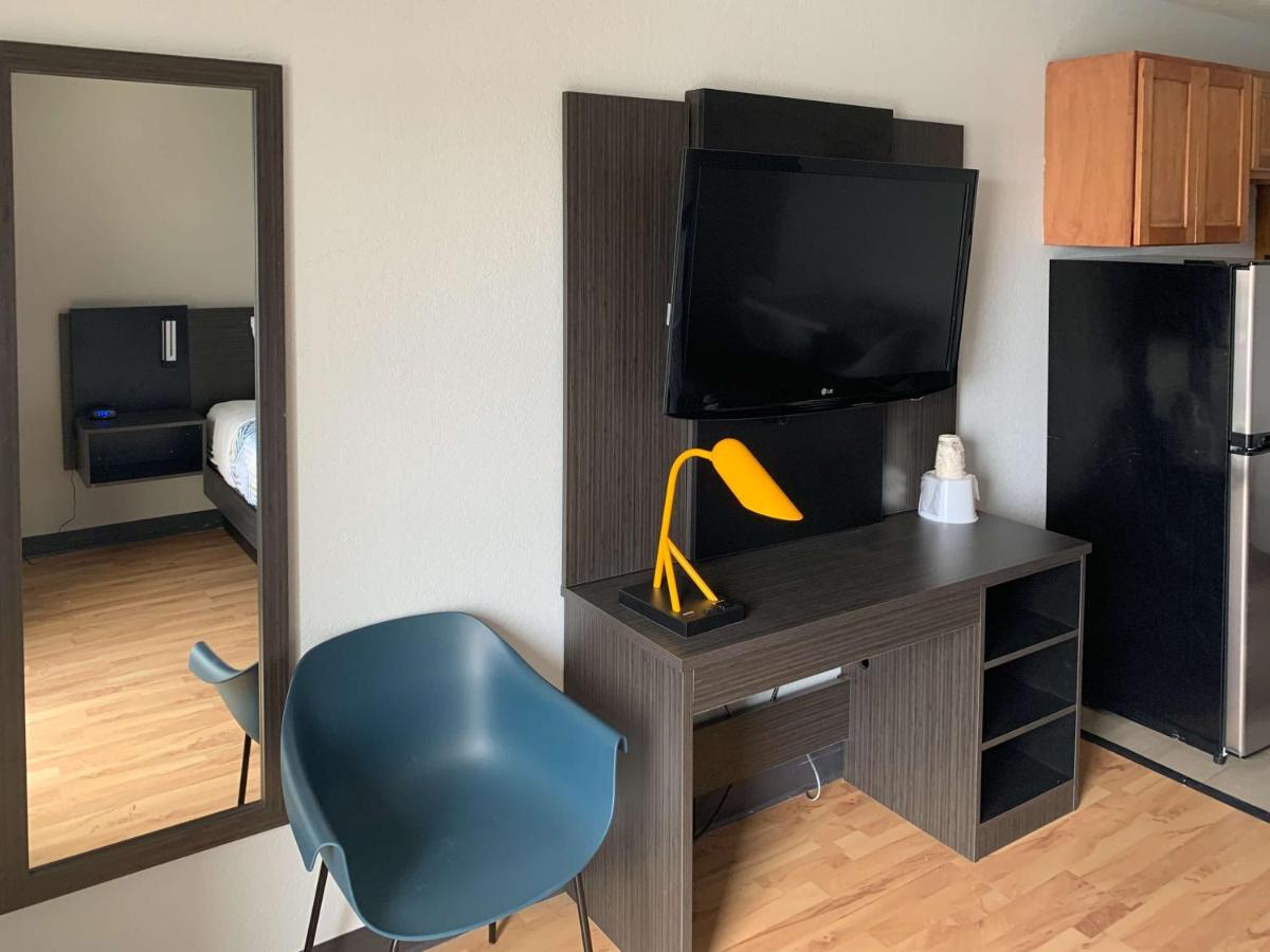 Queen Room - Disability Access - Non-Smoking at Studio 6 Lincoln, NE - Airport