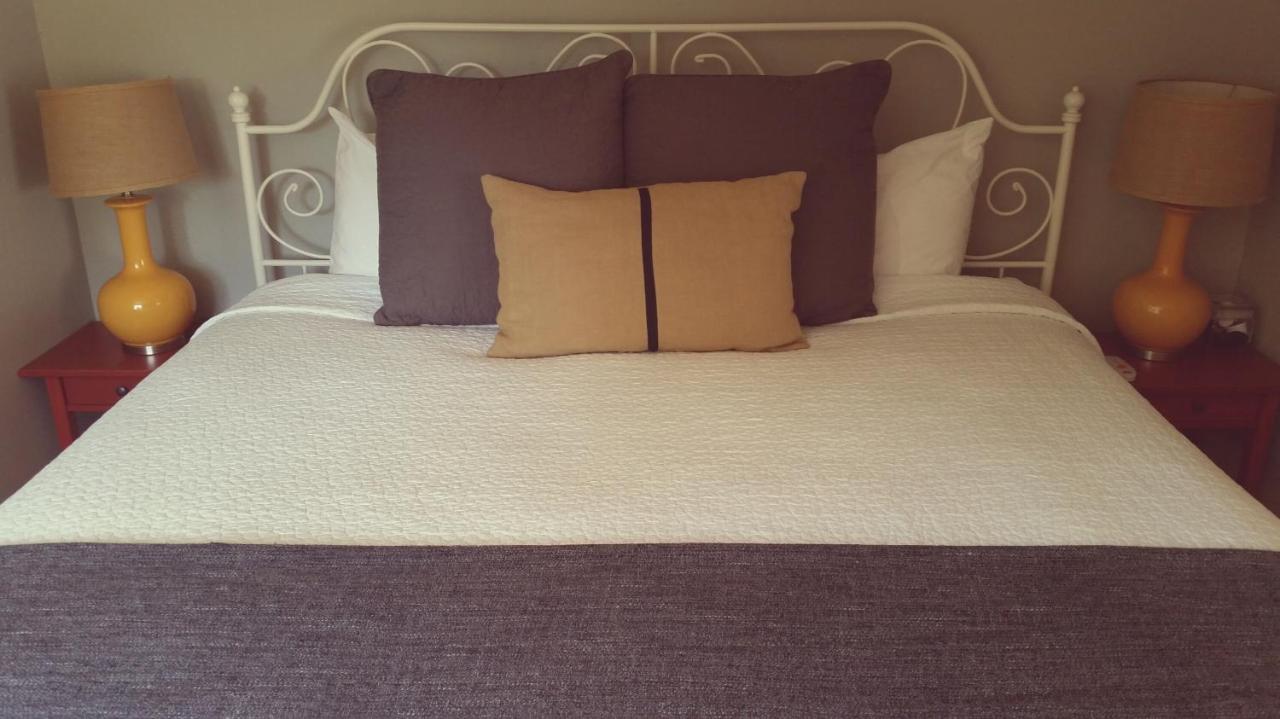 Deluxe King Suite at Cottages on River Road