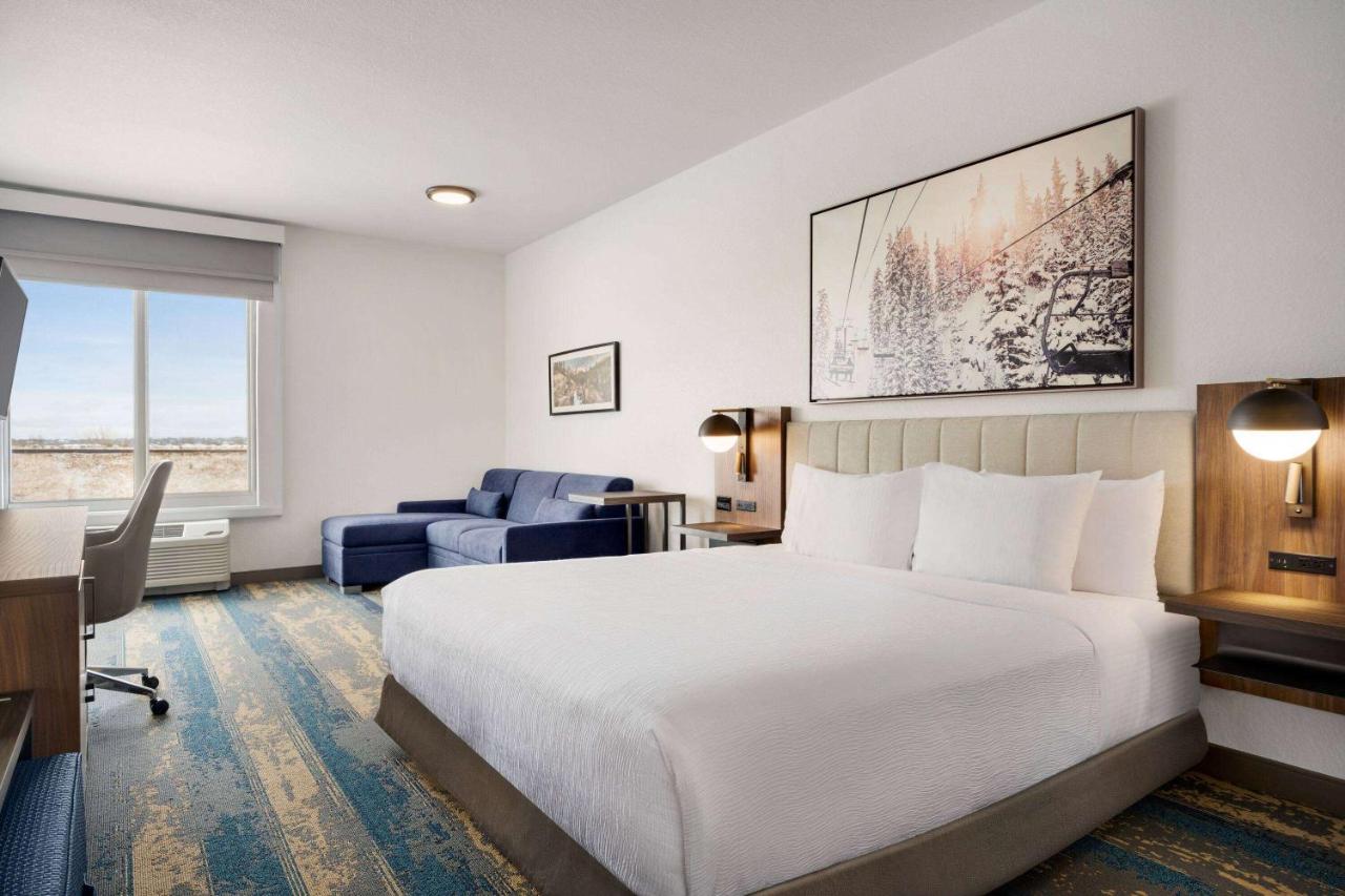 1 King Bed, Deluxe Mobility Accessible Suite, Bathtub w/ Grab Bars, Non-Smoking at La Quinta Inn & Suites by Wyndham Denver Parker