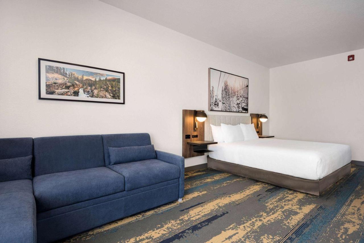 1 King Bed, Deluxe Mobility Accessible Suite, Bathtub w/ Grab Bars, Non-Smoking at La Quinta Inn & Suites by Wyndham Denver Parker