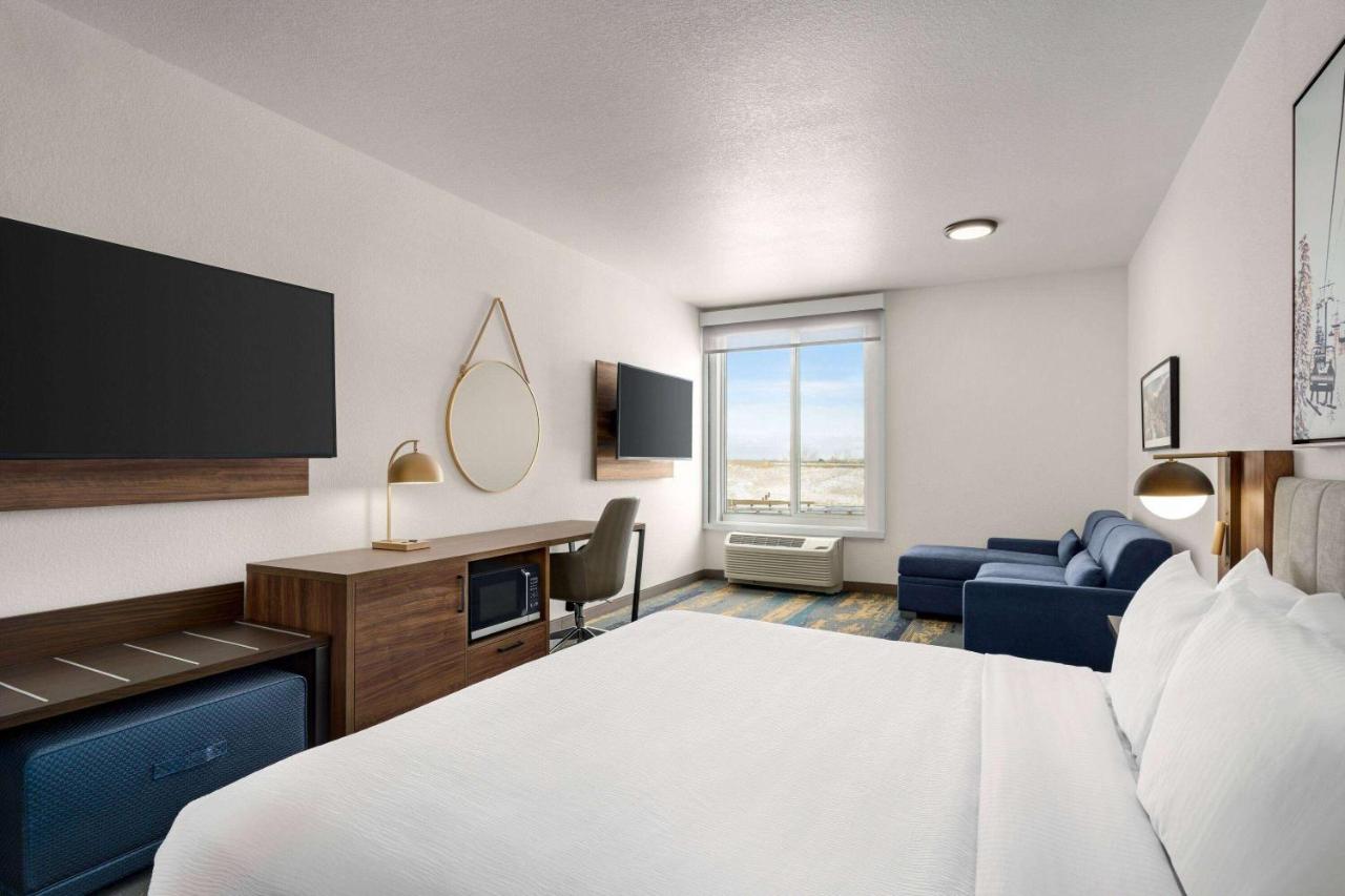 1 King Bed, Deluxe Mobility Accessible Suite, Bathtub w/ Grab Bars, Non-Smoking at La Quinta Inn & Suites by Wyndham Denver Parker