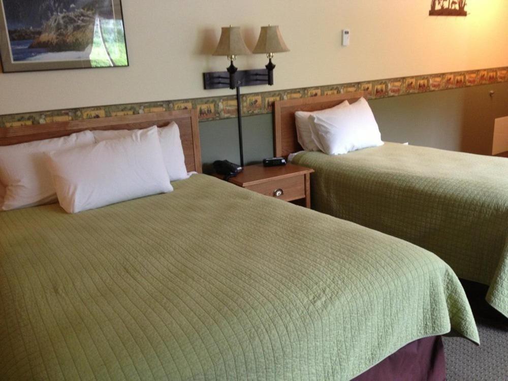 | Longliner Lodge and Suites