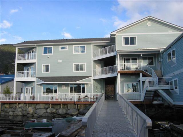 | Longliner Lodge and Suites